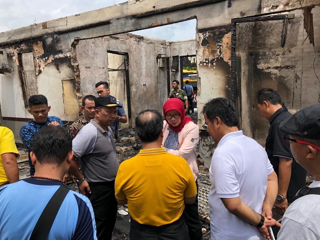 Kemenkum HAM Beberkan Awal Mula Rusuh Berujung Dibakarnya Rutan Siak Kemenkum HAM Beberkan Awal Mula Rusuh Berujung Dibakarnya Rutan Siak