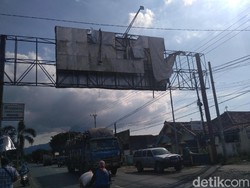 Jelang Mudik, Polisi Situbondo Imbau Reklame Rusak di Pantura Diperbaiki