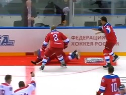 Presiden Putin Tersungkur Gegara Kepleset Karpet Lapangan Hoki