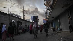 Asap Membubung Tinggi Akibat Kebakaran di Kampung Bandan