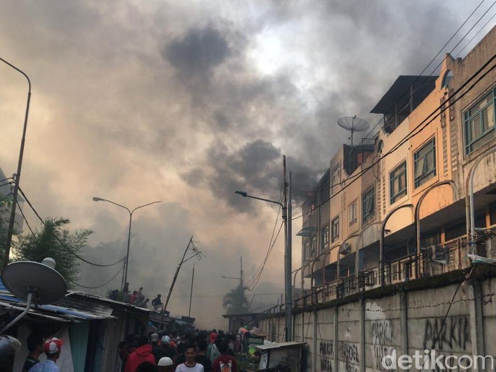 Kebakaran di Permukiman Kampung Bandan Masih Berkobar, Warga Panik Kebakaran di Permukiman Kampung Bandan Masih Berkobar, Warga Panik
