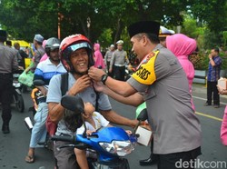 Ribuan Paket Takjil Dibagikan ke Pengguna Jalan yang Tertib Berlalu Lintas