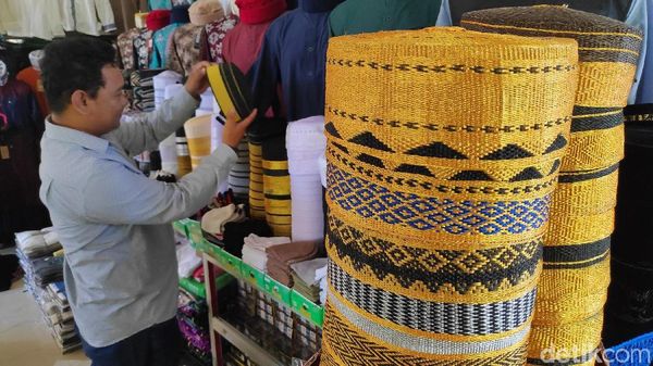 Foto: Peci Khas Suku Bugis Buat Oleh-oleh dari Maros