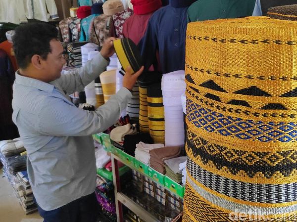 Foto: Peci Khas Suku Bugis Buat Oleh-oleh dari Maros