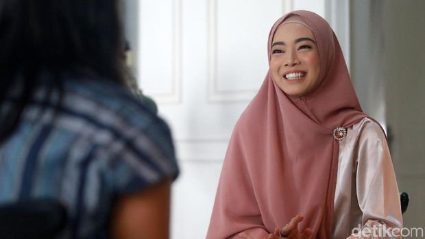 {Sabtu} 7 Pesohor Wanita Mantap Memeluk Islam & Berhijab