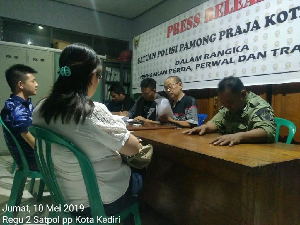 WN China Terjaring Razia, Tepergok di Kos Bersama Seorang Perempuan WN China Terjaring Razia, Tepergok di Kos Bersama Seorang Perempuan