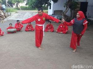Keseruan Pemuda Probolinggo Ngabuburit Sembari Belajar Pencak Silat