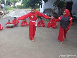 Keseruan Pemuda Probolinggo Ngabuburit Sembari Belajar Pencak Silat