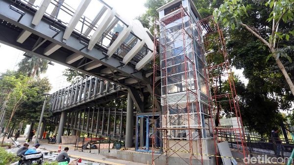 Pembangunan Lift di JPO Sudirman Terus Dikebut