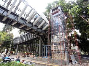 Pembangunan Lift di JPO Sudirman Terus Dikebut