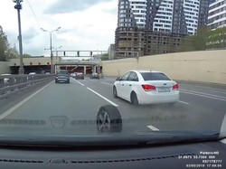 Aksi Lucu Pengemudi Kejar Ban Mobil yang Lepas di Jalan