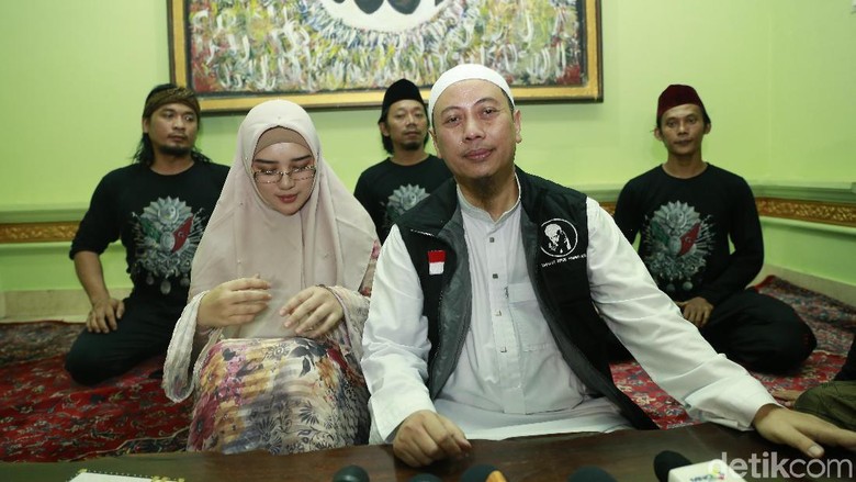 Opick Buka Ziarah Rambut Nabi Muhammad SAW di Rumahnya