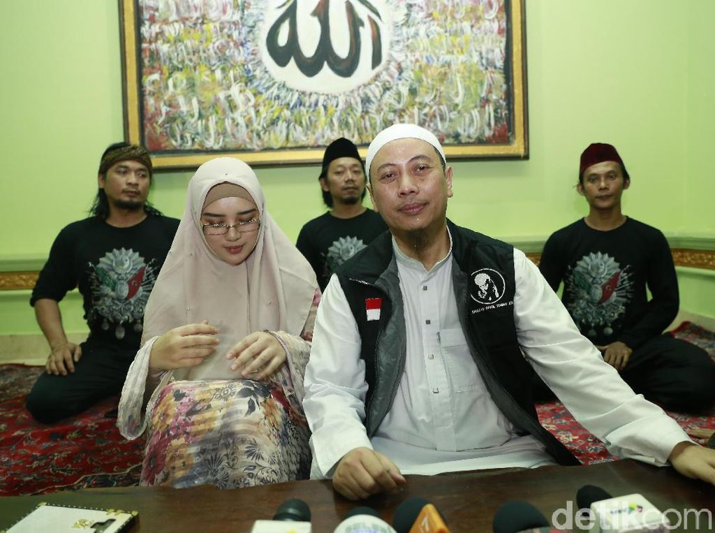 Penegasan Bebi Silvana soal Hubungan dengan Mantan Istri Opick Penegasan Bebi Silvana soal Hubungan dengan Mantan Istri Opick