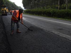 Pelebaran Jalan Nasional untuk Kenyamanan Pemudik Pelebaran Jalan Nasional untuk Kenyamanan Pemudik