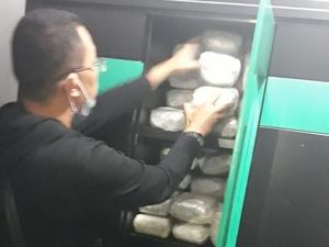 Jelang Sahur, Petugas BNN Bongkar Lemari Berisi 200 Kg Sabu