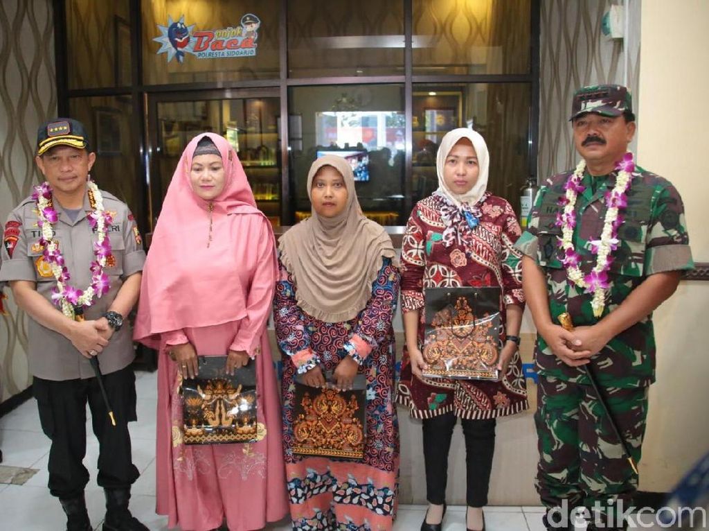 Kapolri dan Panglima TNI Beri Tali Asih Petugas yang Gugur di Pemilu 2019 Kapolri dan Panglima TNI Beri Tali Asih Petugas yang Gugur di Pemilu 2019