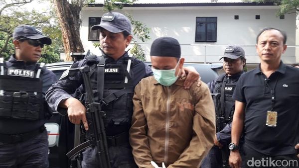 Hanya Menunduk, Ini Potret Pengancam Jokowi Saat Tiba di Polda