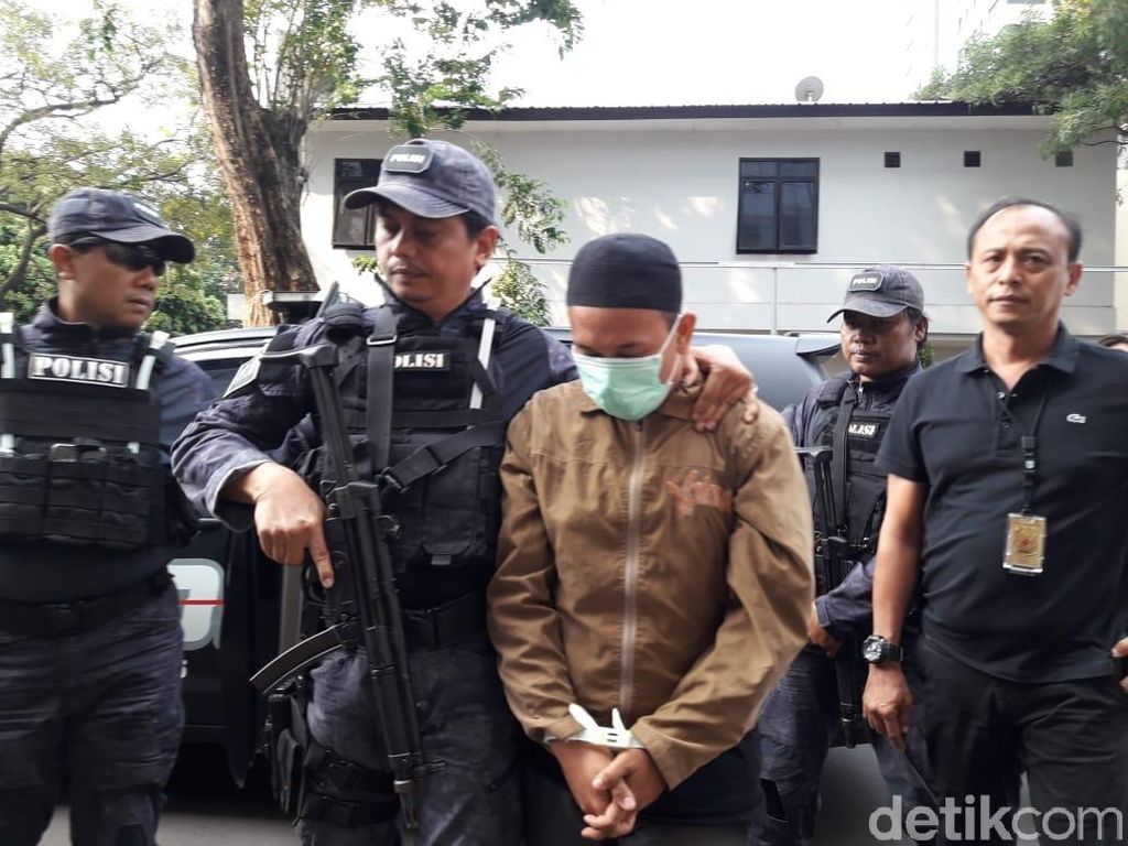 Hanya Menunduk, Ini Potret Pengancam Jokowi Saat Tiba di Polda
