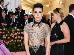 Drama YouTuber James Charles dan Tati Kian Panas, Produk Makeup Dibakar Fans