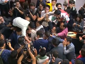 Anggota Dewan Hong Kong Baku Hantam