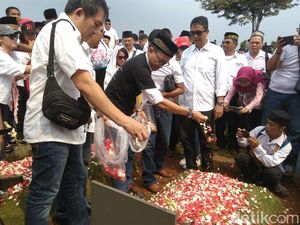 Peringati Tragedi Trisakti, Aktivis 98 Ziarah ke Makam Pejuang Reformasi
