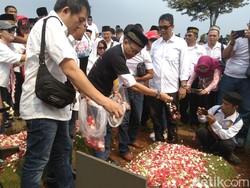 Peringati Tragedi Trisakti, Aktivis 98 Ziarah ke Makam Pejuang Reformasi
