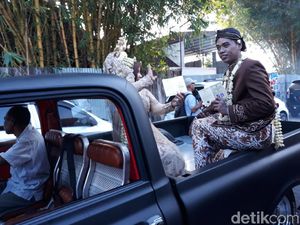 Unik, Pasangan Ini Menikah di Bak Mobil yang Tengah Melaju