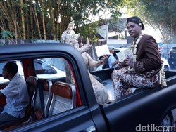 Unik, Pasangan Ini Menikah di Bak Mobil yang Tengah Melaju