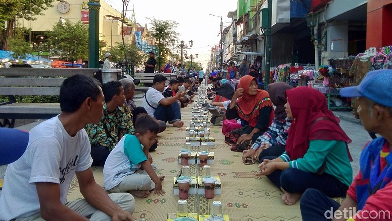 Saat Ratusan Orang Buka Puasa on The Road di Pedestrian Malioboro