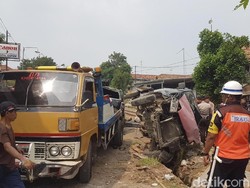 Kereta Tujuan Rangkasbitung Tabrak Mobil, 1 Korban Dibawa ke RS