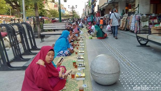 Saat Ratusan Orang 'Buka Puasa On The Road' di Pedestrian Malioboro