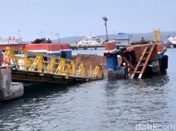 Dermaga Ponton Milik ASDP Ketapang Jebol Diterjang Ombak Besar