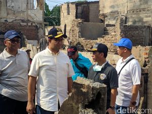 Permukiman Kampung Bandan Terbakar, Anies Jamin Permudah Urus Surat Berharga Permukiman Kampung Bandan Terbakar, Anies Jamin Permudah Urus Surat Berharga