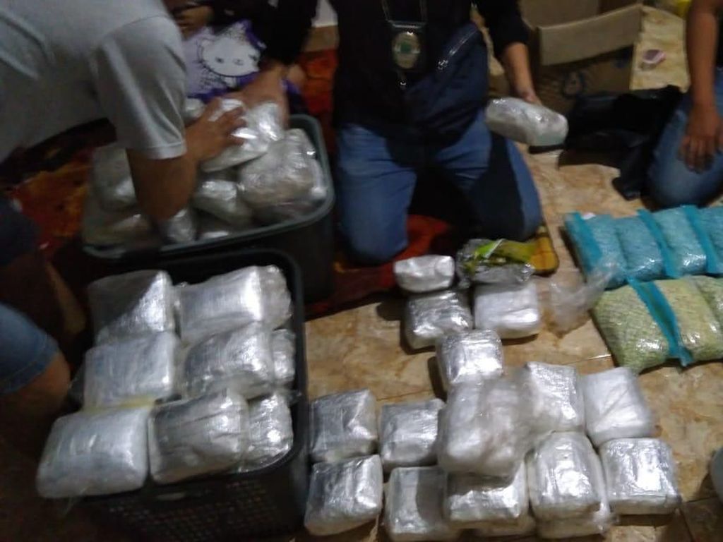Digerebek BNN, Ratusan Kg Sabu di Bekasi Disimpan dalam Toko Kelontong Digerebek BNN, Ratusan Kg Sabu di Bekasi Disimpan dalam Toko Kelontong