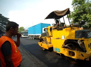 Jalur Lintas Selatan Jawa Terus Diperbaiki untuk Pemudik Jalur Lintas Selatan Jawa Terus Diperbaiki untuk Pemudik