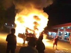 Mobil Toyota Kijang Ludes Terbakar Usai Isi BBM, Sopir Selamat