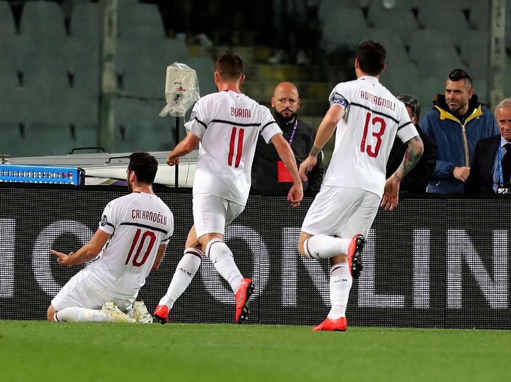 Tandukan Calhanoglu Menangkan AC Milan atas Fiorentina Tandukan Calhanoglu Menangkan AC Milan atas Fiorentina