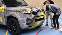 Pangeran Harry Lihat-lihat Land Rover Defender Terbaru