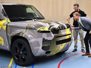 Pangeran Harry Lihat-lihat Land Rover Defender Terbaru