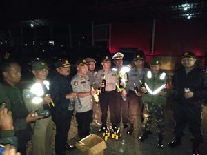 Petugas Gerebek Lapak Miras di Garut yang Jualan Saat Ramadhan Petugas Gerebek Lapak Miras di Garut yang Jualan Saat Ramadhan