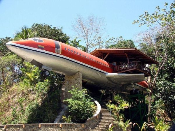 Bangkai Pesawat Dijadikan Hotel, Begini Jadinya