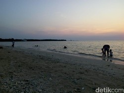 Menikmati Mentari Tenggelam pada Bulan Puasa di Teluk Awur Jepara