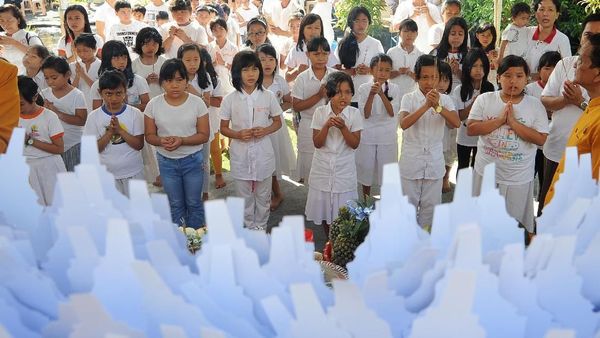 Sambut Waisak, Warga Denpasar Gelar Upacara Pattidana
