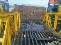 Video Jebolnya Dermaga Ponton di Banyuwangi Dihantam Ombak