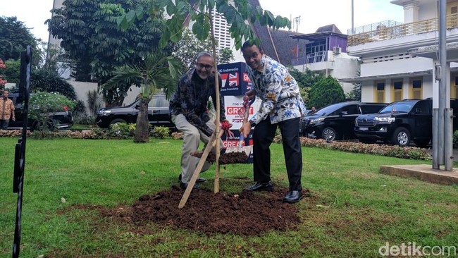 Peringati 70 Tahun Bilateral, Anies-Dubes Inggris Tanam Pohon Bersama Peringati 70 Tahun Bilateral, Anies-Dubes Inggris Tanam Pohon Bersama