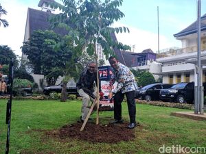 Peringati 70 Tahun Bilateral, Anies-Dubes Inggris Tanam Pohon Bersama Peringati 70 Tahun Bilateral, Anies-Dubes Inggris Tanam Pohon Bersama
