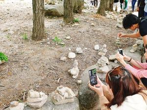 Menyusun Batu Harapan di Gunung Seorak, Korea Selatan Menyusun Batu Harapan di Gunung Seorak, Korea Selatan