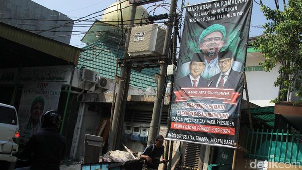 Spanduk Kemenangan Prabowo-Sandiaga Bertebaran di Jakarta