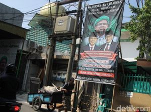 Spanduk Kemenangan Prabowo-Sandiaga Bertebaran di Jakarta