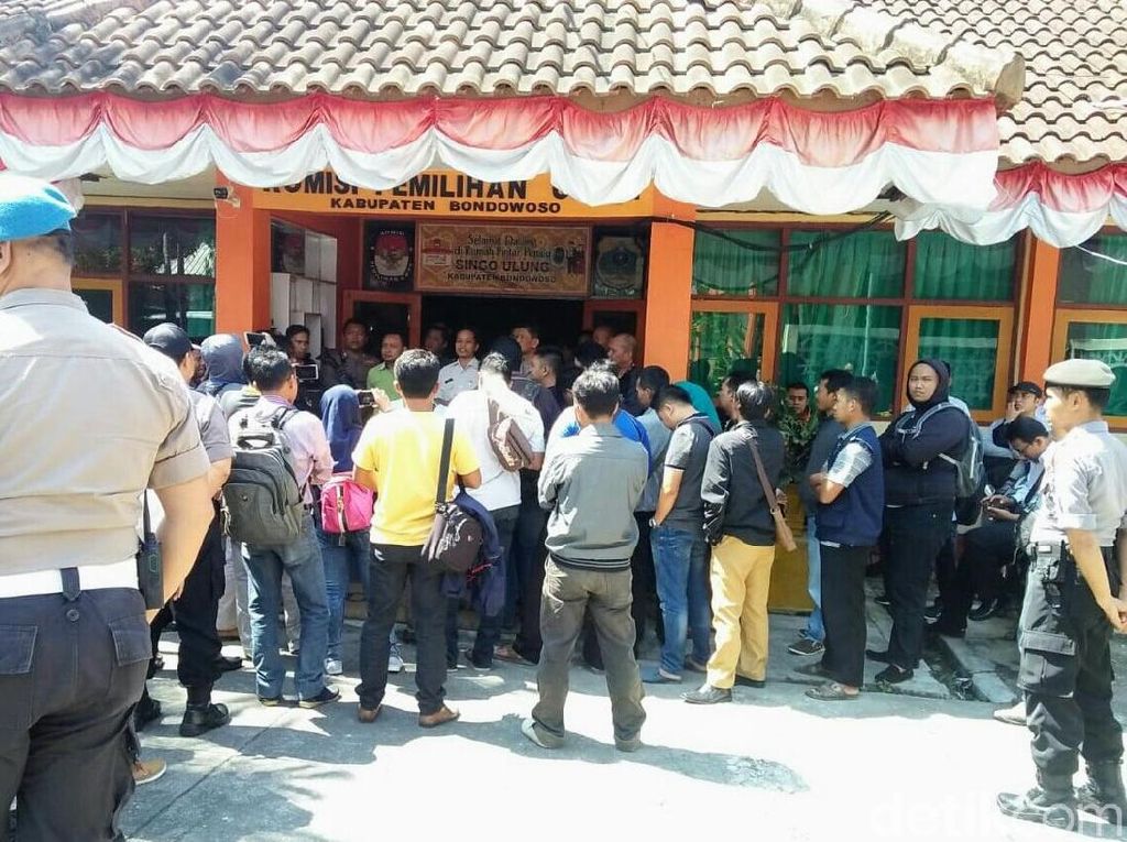 Puluhan PPK dan PPS Bondowoso Tuntut Honor Pemilu Dicairkan Puluhan PPK dan PPS Bondowoso Tuntut Honor Pemilu Dicairkan